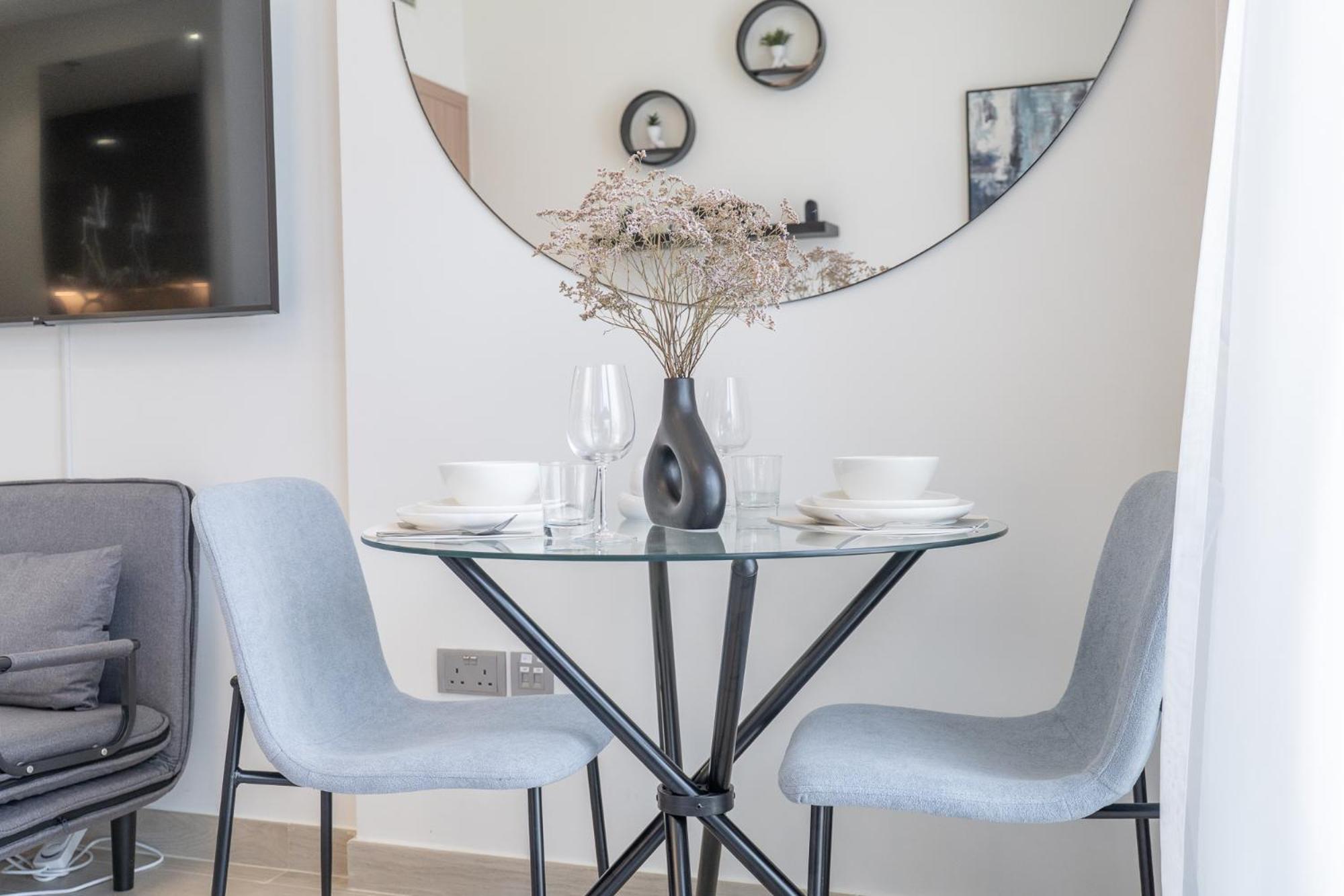 Chic And Comfortable Near Downtown And Canal Apartment